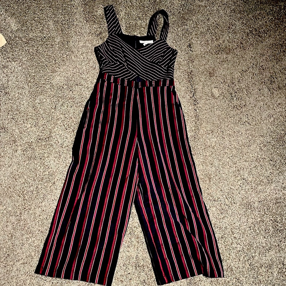 BCBGeneration jumper (size 4) 
In fairly new conditions 
Has functional pockets